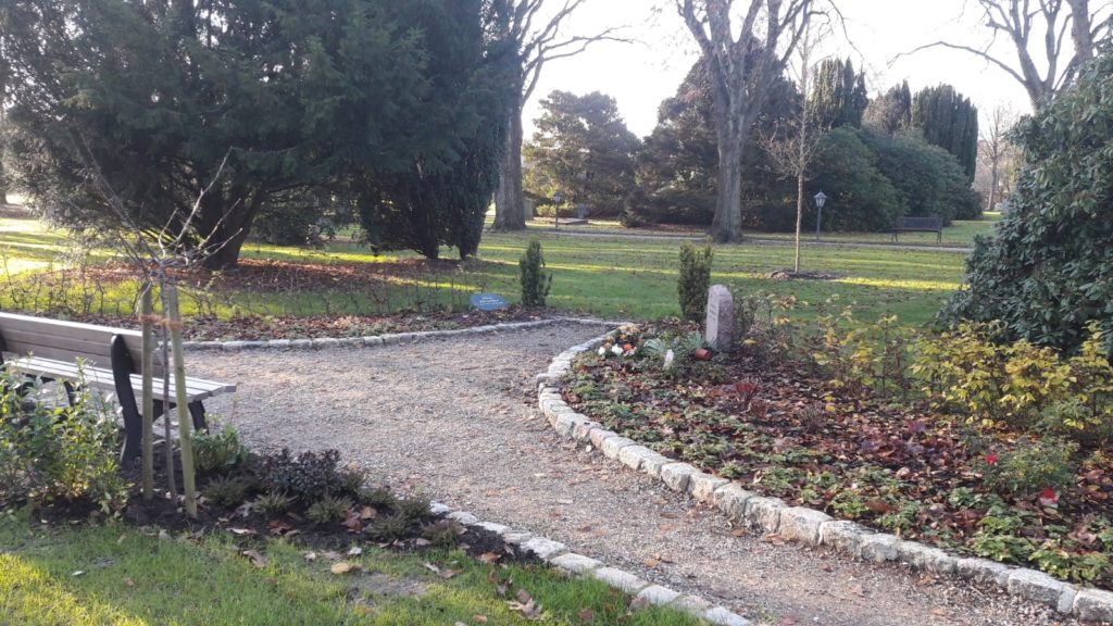 Ein Weg über den Friedhof.