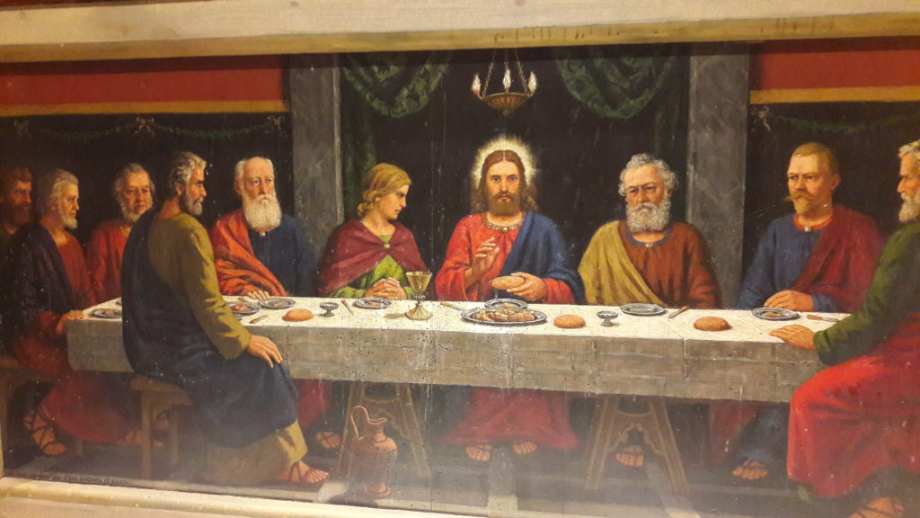 Altarbild in der Apostelkirche in Deezbüll, Jesus und weitere Männer an einem Tisch.