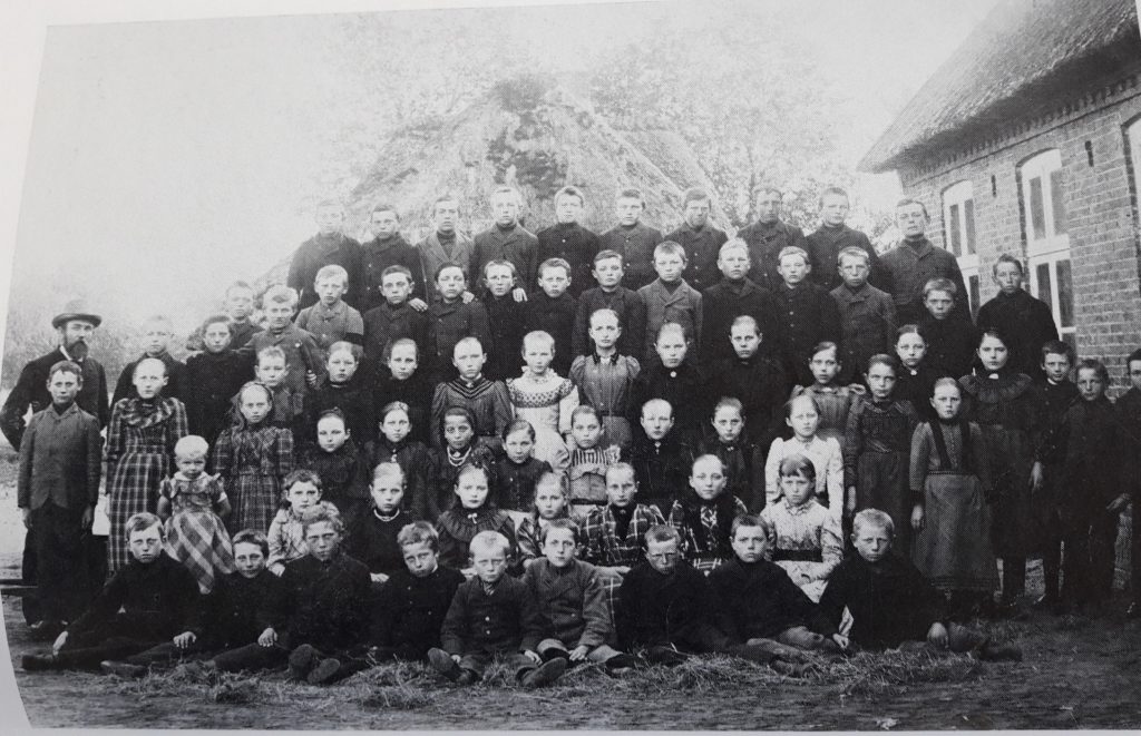 Eine Deezbüller Schulklasse um 1900.