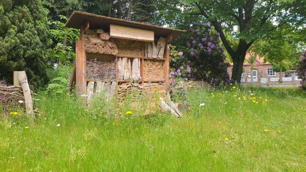 Mannshohes Insektenhotel auf dem Friedhof.