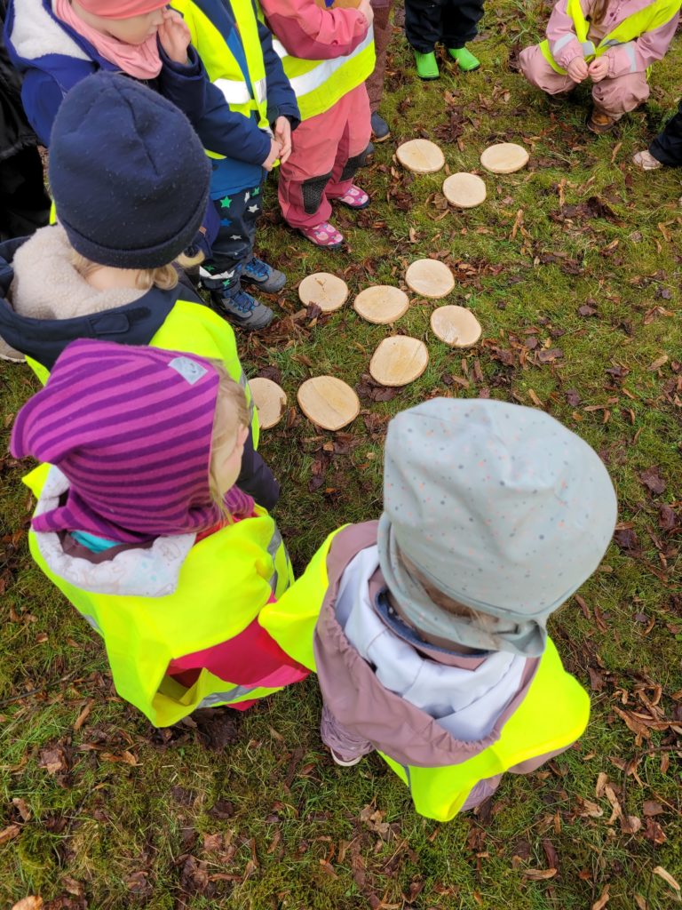 Kindergartenkinder stehen im Kreis.