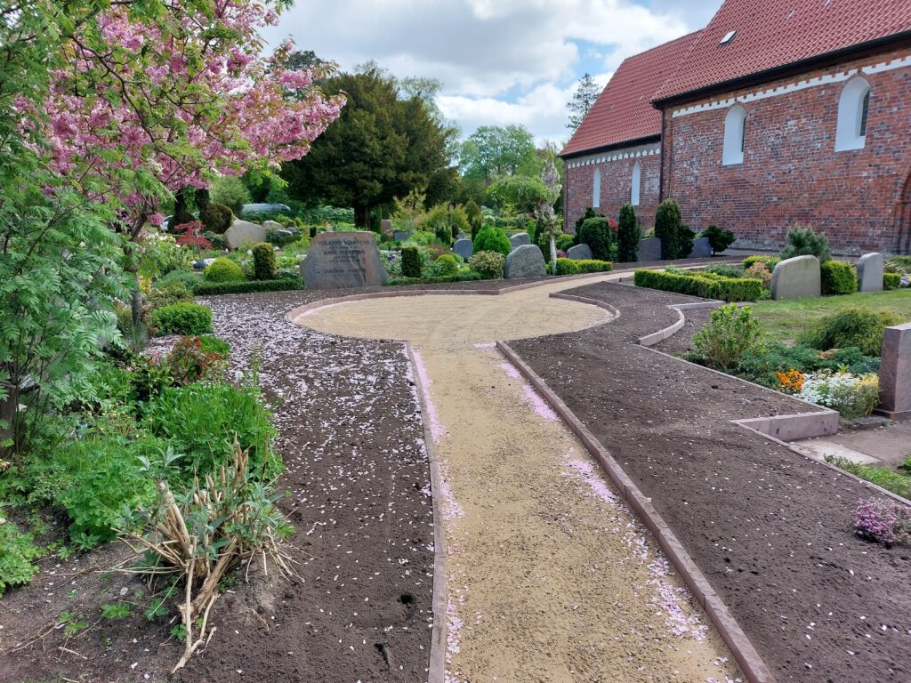 Neue Wege und Grabflächen 