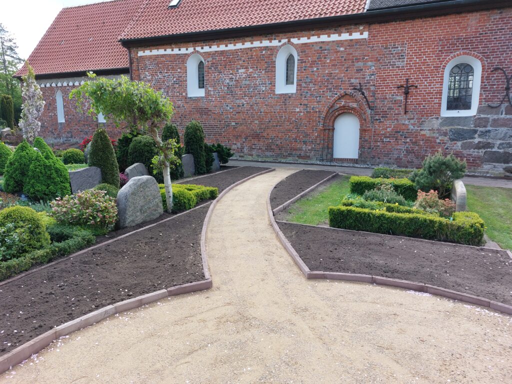 Neue Wege und Grabflächen