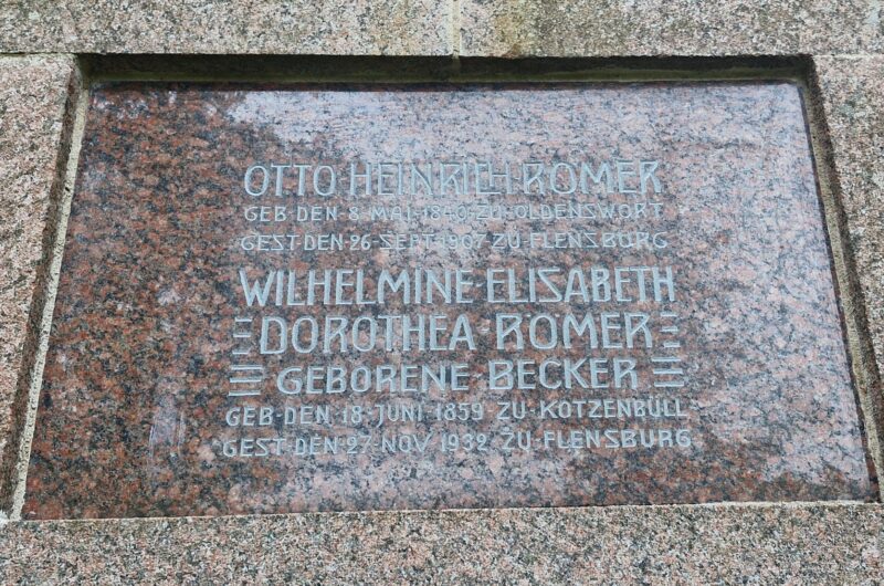 Schild mit Namen an einer gemauerten Gruft